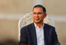 تقترح حكومة رئيس الوزراء البنغلاديشي طارق الرحمن تشريعاً جديداً يُجرّم نشر التقارير التي يعتبرها المسؤولون غير موثقة. (صورة من وكالة أسوشيتد برس/محمود حسين أوبو)