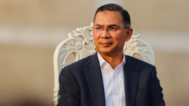 تقترح حكومة رئيس الوزراء البنغلاديشي طارق الرحمن تشريعاً جديداً يُجرّم نشر التقارير التي يعتبرها المسؤولون غير موثقة. (صورة من وكالة أسوشيتد برس/محمود حسين أوبو)